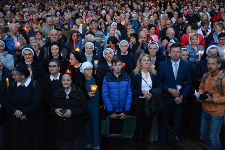 Nabożeństwo ze świecami na Górze św. Anny