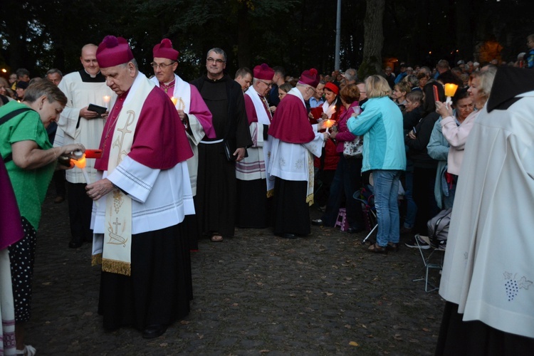 Nabożeństwo ze świecami na Górze św. Anny