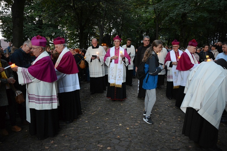 Nabożeństwo ze świecami na Górze św. Anny