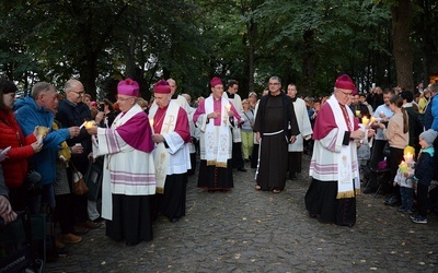 Wieczór rozświetlony światłem