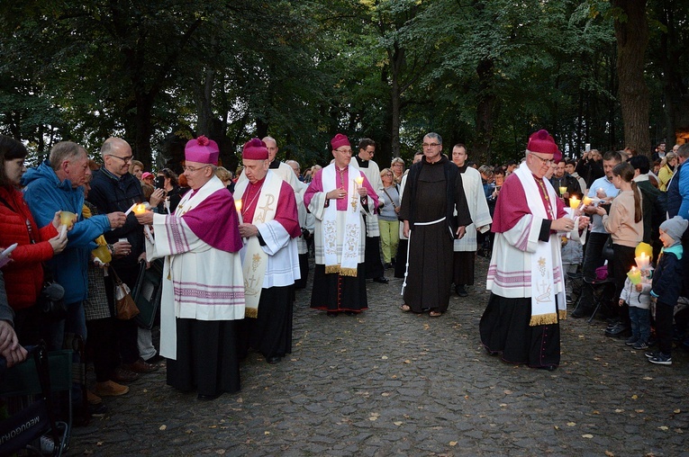 Nabożeństwo ze świecami na Górze św. Anny