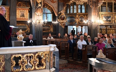Przybyłych gości przywitał luterański biskup Waldemar Pytel od wielu lat związany ze świdnickim Kościołem Pokoju.