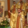 Ks. Kamil Kuchejda - diecezjalny duszpasterz młodzieży - podczas Mszy św. w żywieckim amfiteatrze.