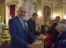 Prezydent i Przewodniczący Rady Miasta częstowali wiernych chlebem.