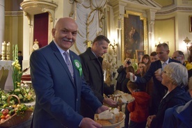 Prezydent i Przewodniczący Rady Miasta częstowali wiernych chlebem.