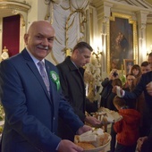 Prezydent i Przewodniczący Rady Miasta częstowali wiernych chlebem.