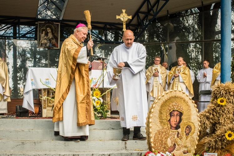 Msza św. i dożynki w Trąbkach Wielkich