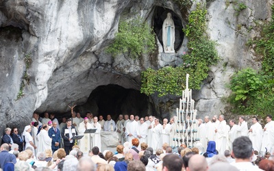 Msza św. w Grocie Massabielskiej w Lourdes 