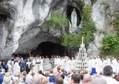 Msza św. w Grocie Massabielskiej w Lourdes 