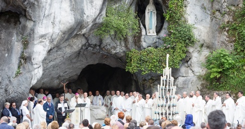 Msza św. w Grocie Massabielskiej w Lourdes 