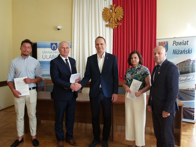 Moment podpisania umowy w sprawie budowy ciągu pieszo-rowerowego.