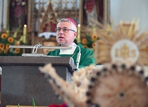 ▼	Biskup legnicki w czasie głoszenia dożynkowej homilii.