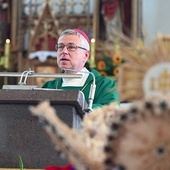 ▼	Biskup legnicki w czasie głoszenia dożynkowej homilii.