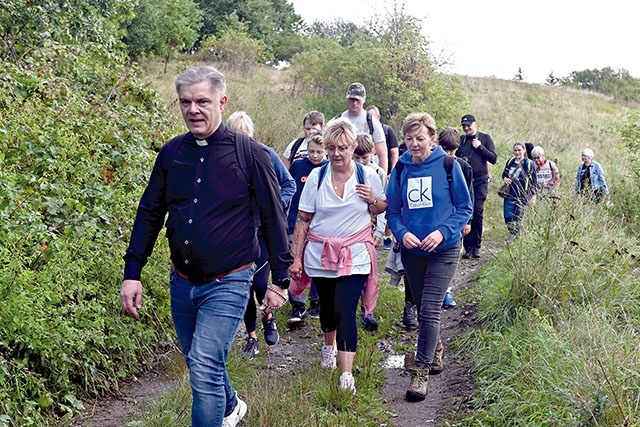 ▲	Grupę pątników  z Białego Kamienia poprowadził  ks. Zbigniew Chromy.