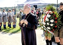 ▲	Po Mszy św. zaproszeni goście, w tym także  bp Marek Mendyk, oddali hołd zamordowanym więźniom.