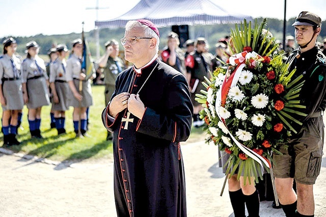 ▲	Po Mszy św. zaproszeni goście, w tym także  bp Marek Mendyk, oddali hołd zamordowanym więźniom.