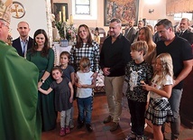 ▲	Biskup pobłogosławił małżeństwa, które w rejonie świdnickim utworzyły nowy krąg.