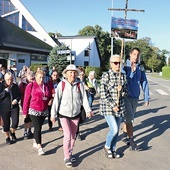 ◄	Pielgrzymi wyruszają z kościoła pw. Najświętszego Serca Pana Jezusa w Mikoszewie.