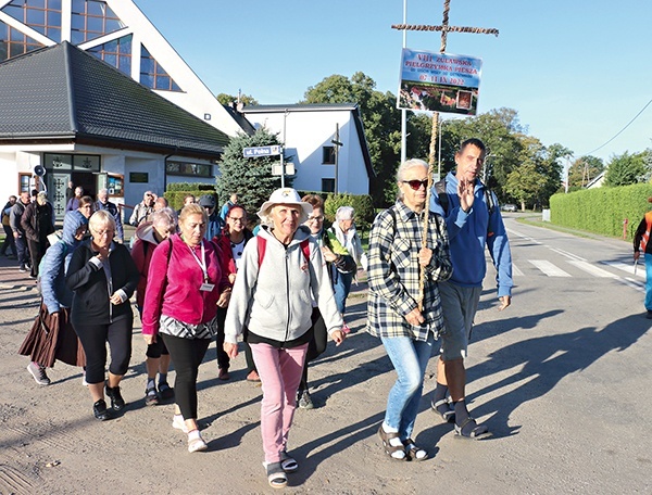 ◄	Pielgrzymi wyruszają z kościoła pw. Najświętszego Serca Pana Jezusa w Mikoszewie.