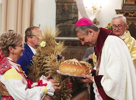 ▲	Starostowie dożynkowi przynieśli chleb i wieniec.