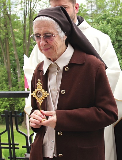 ▲	Siostra Agata Solas z relikwiami założyciela zgromadzenia.