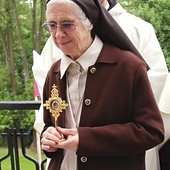 ▲	Siostra Agata Solas z relikwiami założyciela zgromadzenia.