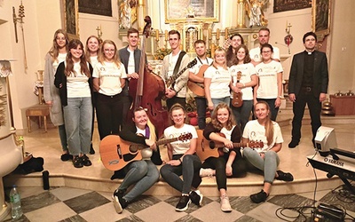 ▲	Czechowicka pielgrzymkowa grupa muzyczna po wieczorze uwielbienia.