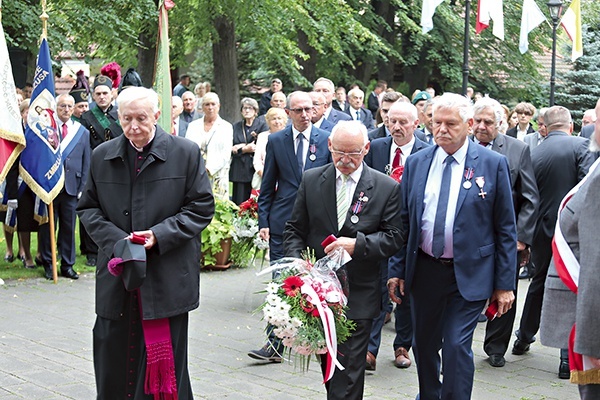 ▲	Odznaczeni medalami Pro Patria złożyli kwiaty przed golgotą.