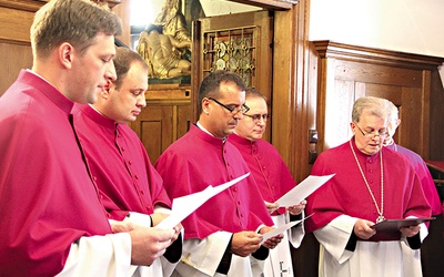 ▲	Złożenie przyrzeczenia  przez nowych członków kapituły katedralnej.
