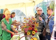 	Gospodynie przygotowały różne rodzaje pierogów i ciast.