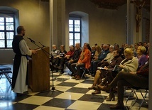 	Są rozsiani po całym kraju. Od czasu do czasu przyjeżdżają do opactwa, by się umocnić.