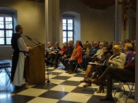 	Są rozsiani po całym kraju. Od czasu do czasu przyjeżdżają do opactwa, by się umocnić.