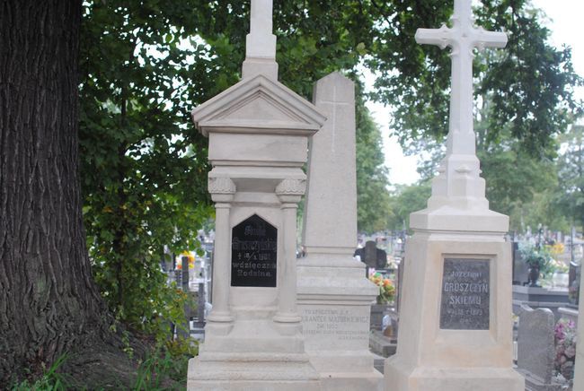 Stalowa Wola-Rozwadów. Kolejne trzy nagrobki