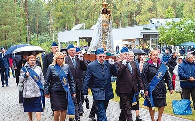 ▲	Wydarzenie przebiegało pod hasłem: „Królowo Pokoju, módl się za nami”.