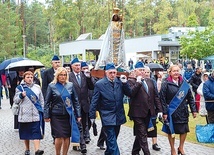 ▲	Wydarzenie przebiegało pod hasłem: „Królowo Pokoju, módl się za nami”.