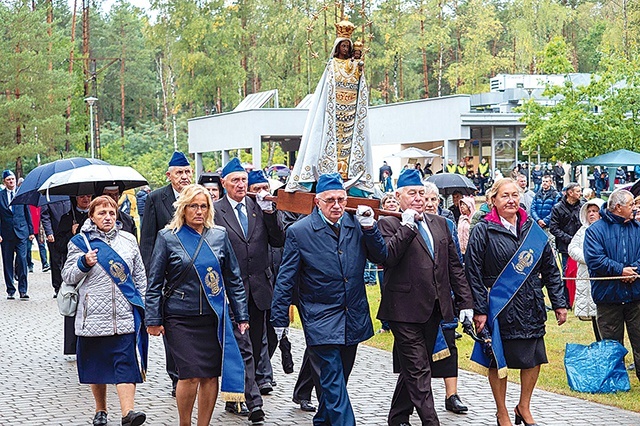 ▲	Wydarzenie przebiegało pod hasłem: „Królowo Pokoju, módl się za nami”.