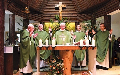 ▲	W uroczystej liturgii uczestniczyli także obecni i byli wychowankowie zakładu dla ociemniałych.