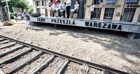 Obóz przejściowy na terenie dawnych warsztatów kolejowych na pruszkowskim Żbikowie stał się jednym z najtragiczniejszych etapów gehenny ludności cywilnej powstańczej Warszawy
