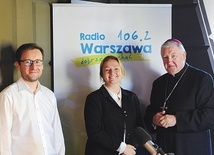 ▲	Obok bp. Romualda Kamińskiego Ewa Pietrzak i Jarosław Wydra, prowadzący „Poranek z Radiem Warszawa”. 