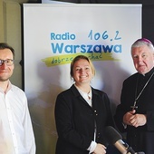 ▲	Obok bp. Romualda Kamińskiego Ewa Pietrzak i Jarosław Wydra, prowadzący „Poranek z Radiem Warszawa”. 