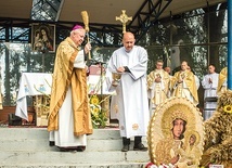 ▲	Biskup Wiesław Szlachetka poświęcił korony żniwne.