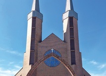 ▲	Monumentalny kościół ma 35 m wysokości.