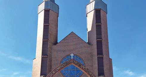 ▲	Monumentalny kościół ma 35 m wysokości.