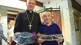 ▲	Biskup Piotr Przyborek dostał prezenty od uczestników zajęć.