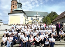 	Pątnicy zmierzali do Matki Bożej Jutrzenki Nadziei.