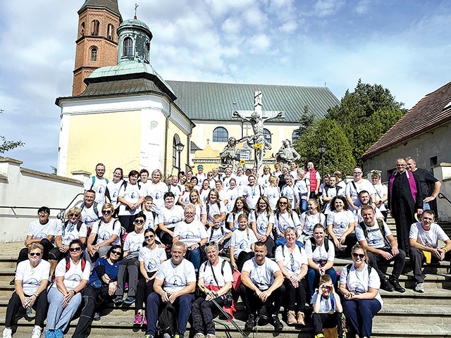 	Pątnicy zmierzali do Matki Bożej Jutrzenki Nadziei.