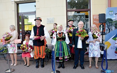 Wędrując ulicami Łowicza, warto patrzeć pod nogi  – w chodniku umieszczone są kolorowe symbole przypominające o miejscowych twórcach.