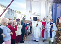 	Biskupi błogosławili róże i święcili wieńce dożynkowe.