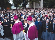 ▲	Biskupi przekazywali wiernym płomień świecy.