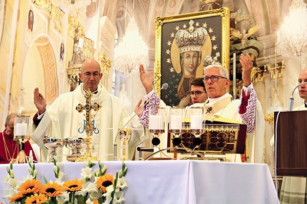 ▲	Od lewej: arcybiskupi Adrian Galbas i Wiktor Skworc na Mszy św. przed bazyliką.